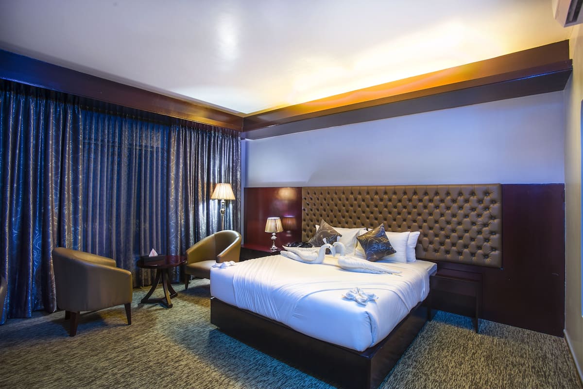 Premier Room, Pool View | Lake view