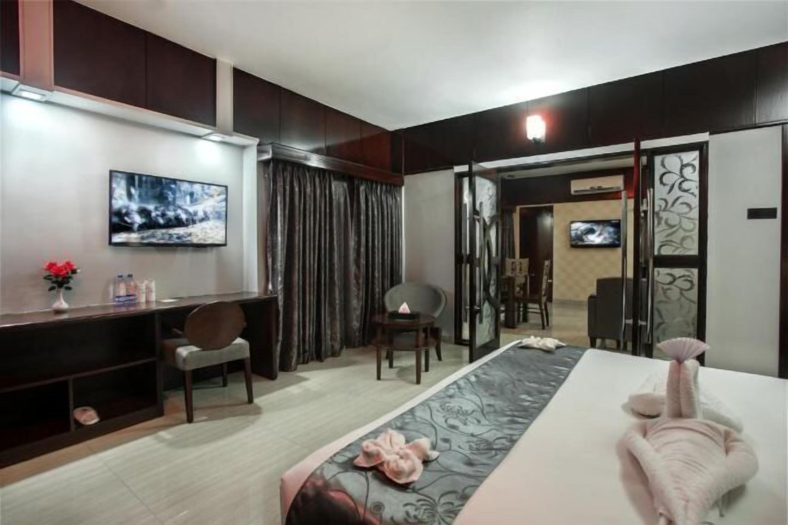 Minibar, in-room safe, desk, laptop workspace