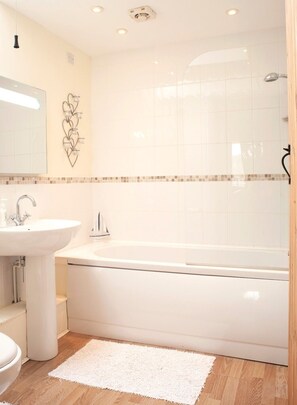 Ferienhaus, 2 Doppelbetten (Y Gilfach) | Badezimmer | Kostenlose Toilettenartikel, Haartrockner, Handtücher