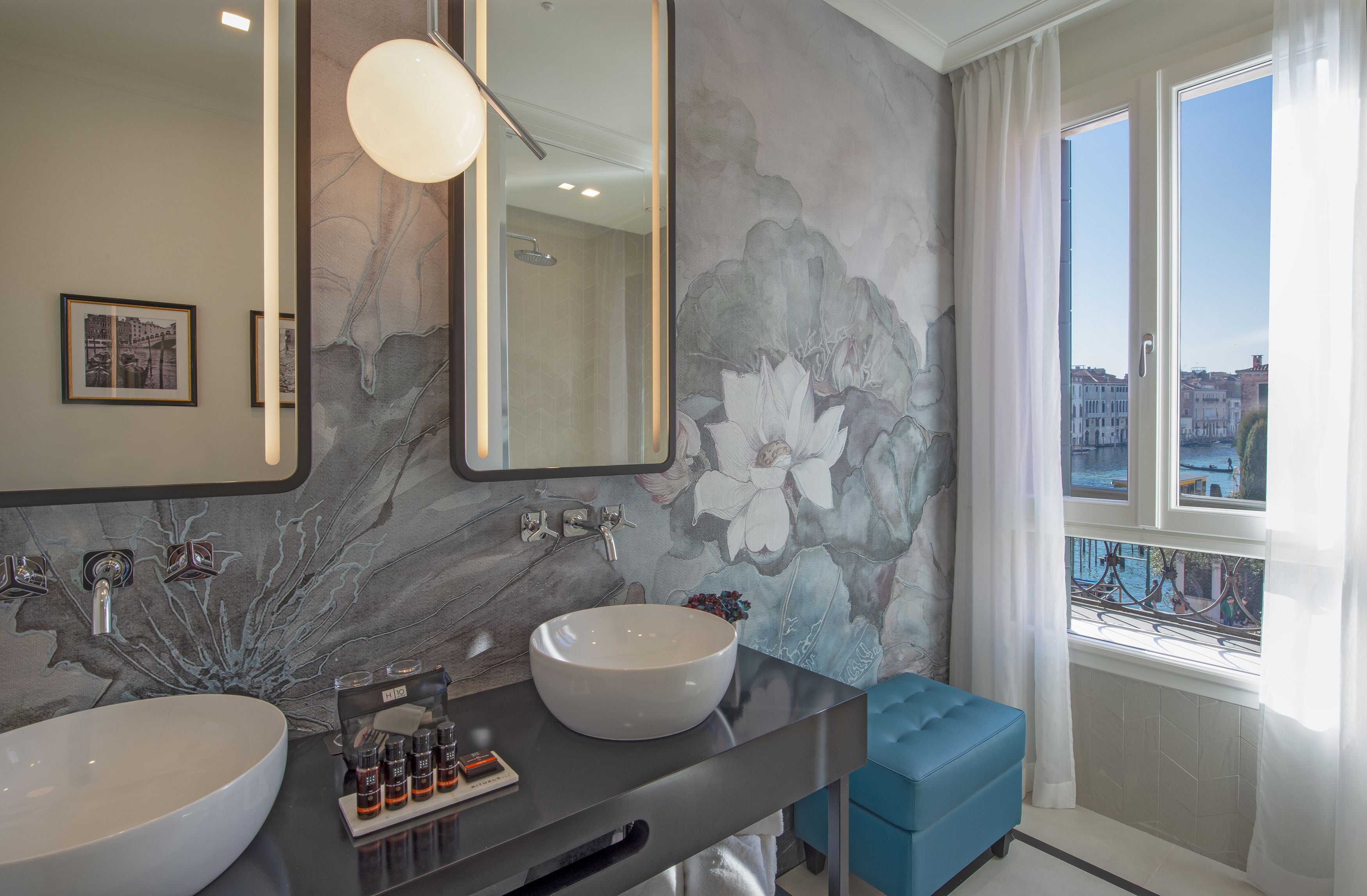 junior suite gran canal | bathroom | eco-friendly toiletries, hair dryer, bathrobes, slippers