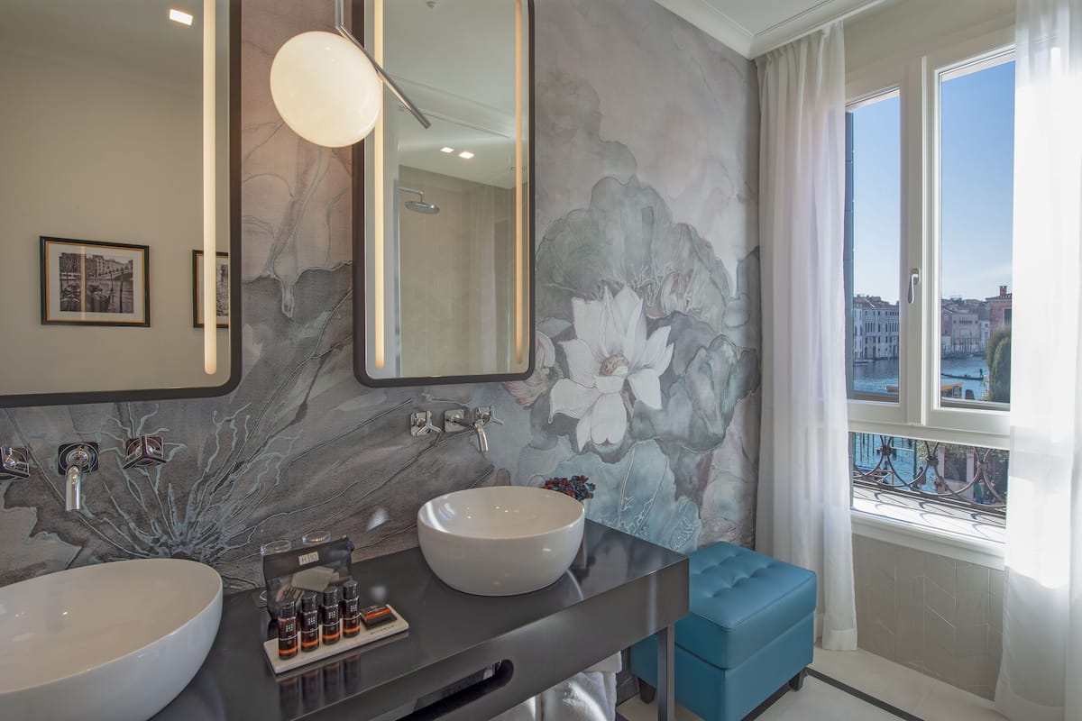 junior suite gran canal | bathroom | eco-friendly toiletries, hair dryer, bathrobes, slippers