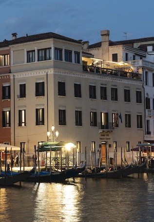 Fachada de la propiedad por la tarde o noche. H10 Palazzo Canova