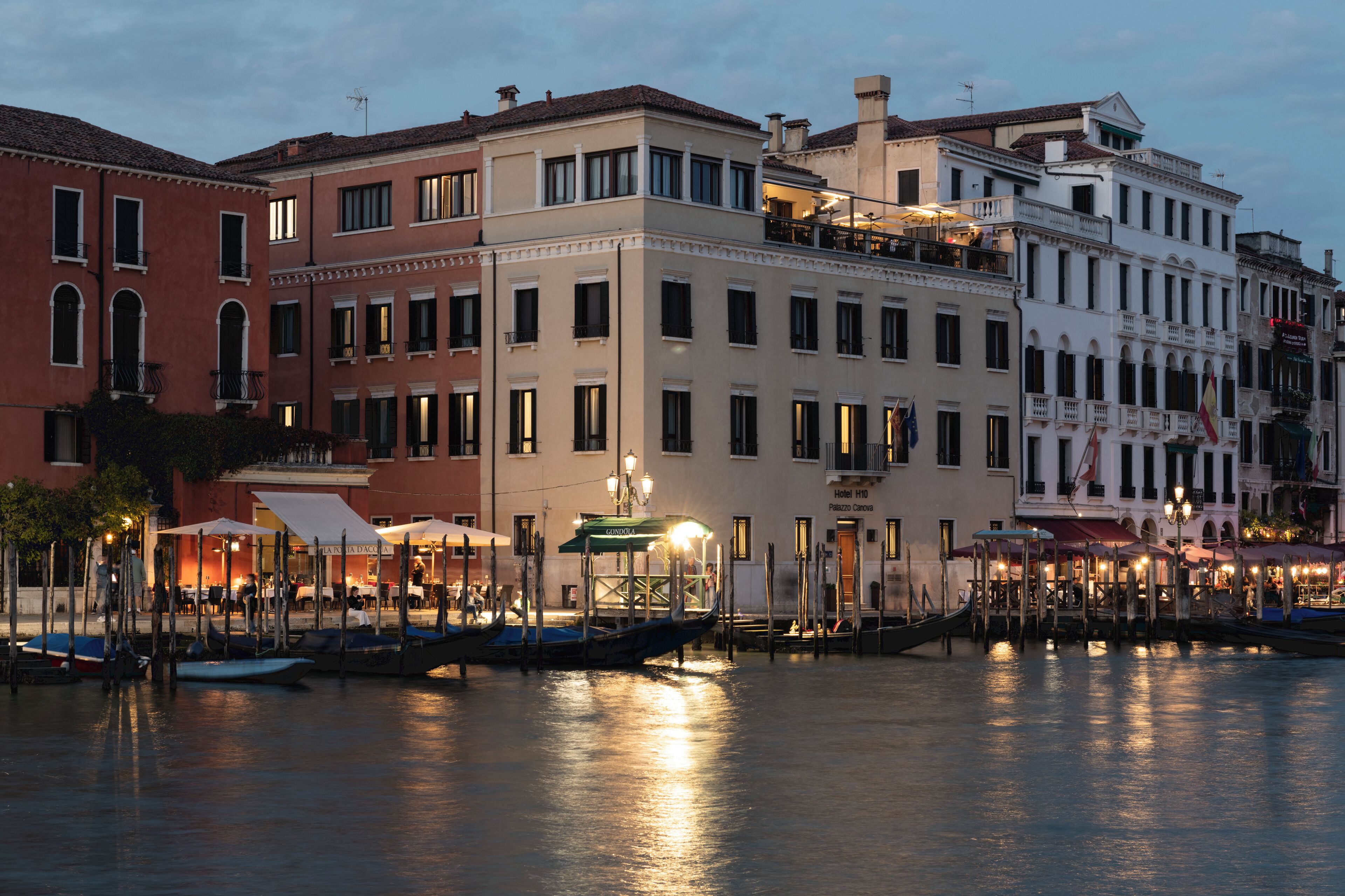 Voorkant accommodatie - avond/nacht