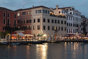 Fachada de la propiedad por la tarde o noche