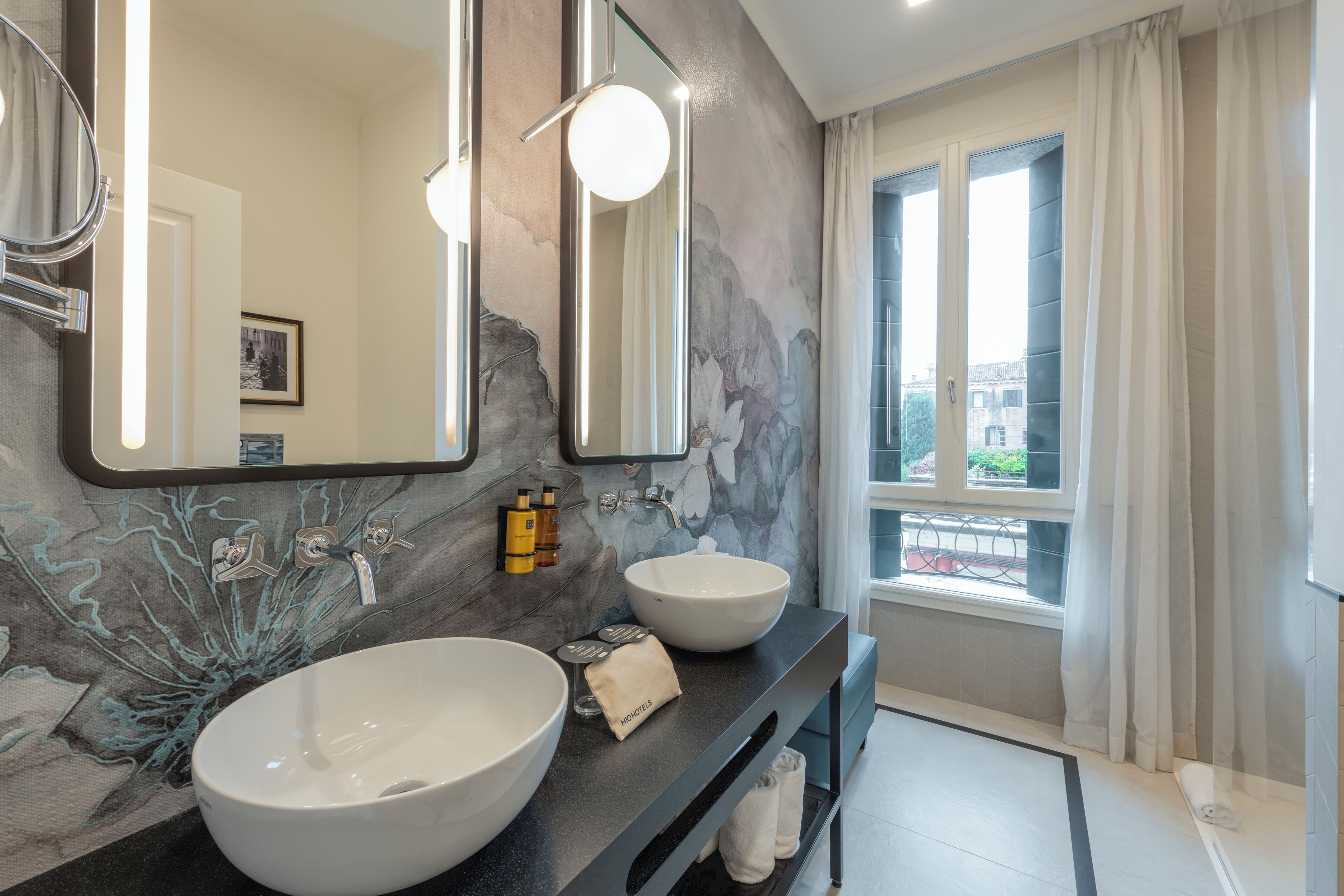 junior suite gran canal | bathroom | eco-friendly toiletries, hair dryer, bathrobes, slippers