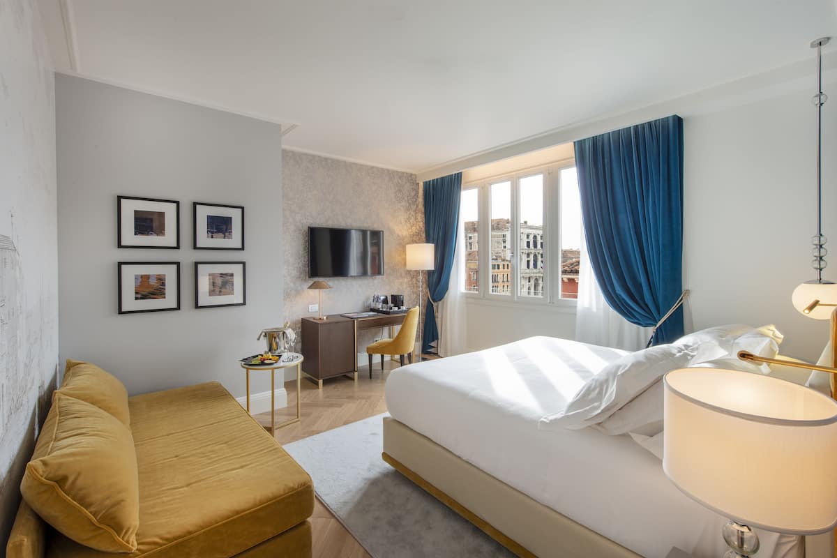 Habitación Deluxe (Partial Canal View) | Ropa de cama de alta calidad, edredón y camas con efecto memoria