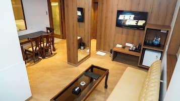 Premium Studio Suite | Living room | TV