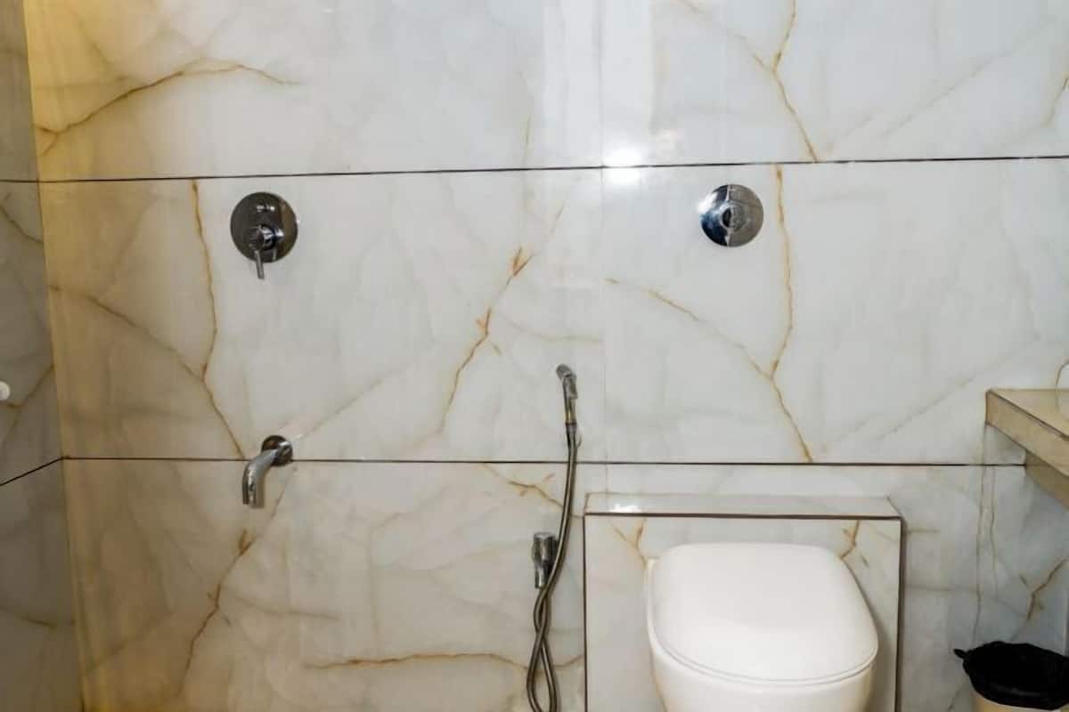 Badkamer | Een douche, gratis toiletartikelen, handdoeken