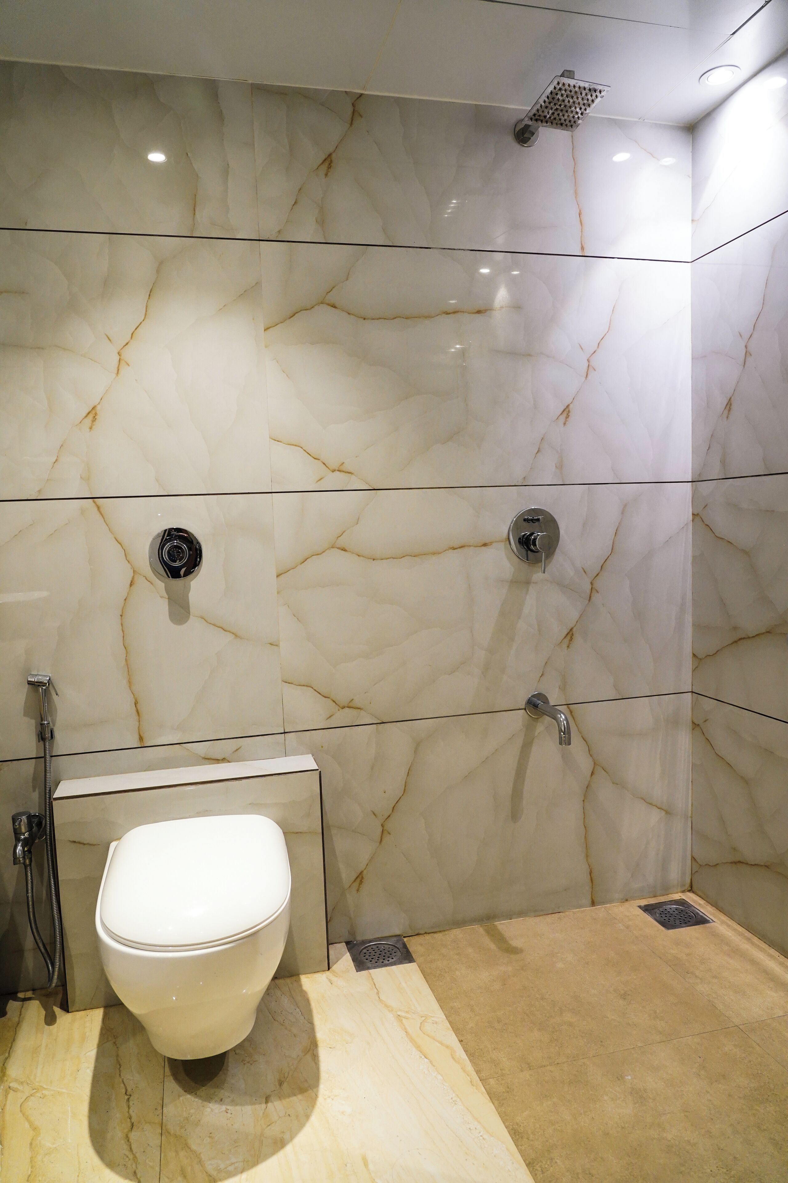 Deluxe Room | Bathroom | Shower, free toiletries, towels