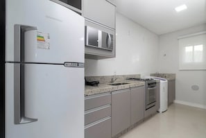 Appartement (204) | Cuisine privée | Réfrigérateur, micro-ondes, plaque de cuisson, cafetière/bouilloire