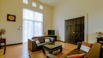 2 Bedrooms Villa | Living room