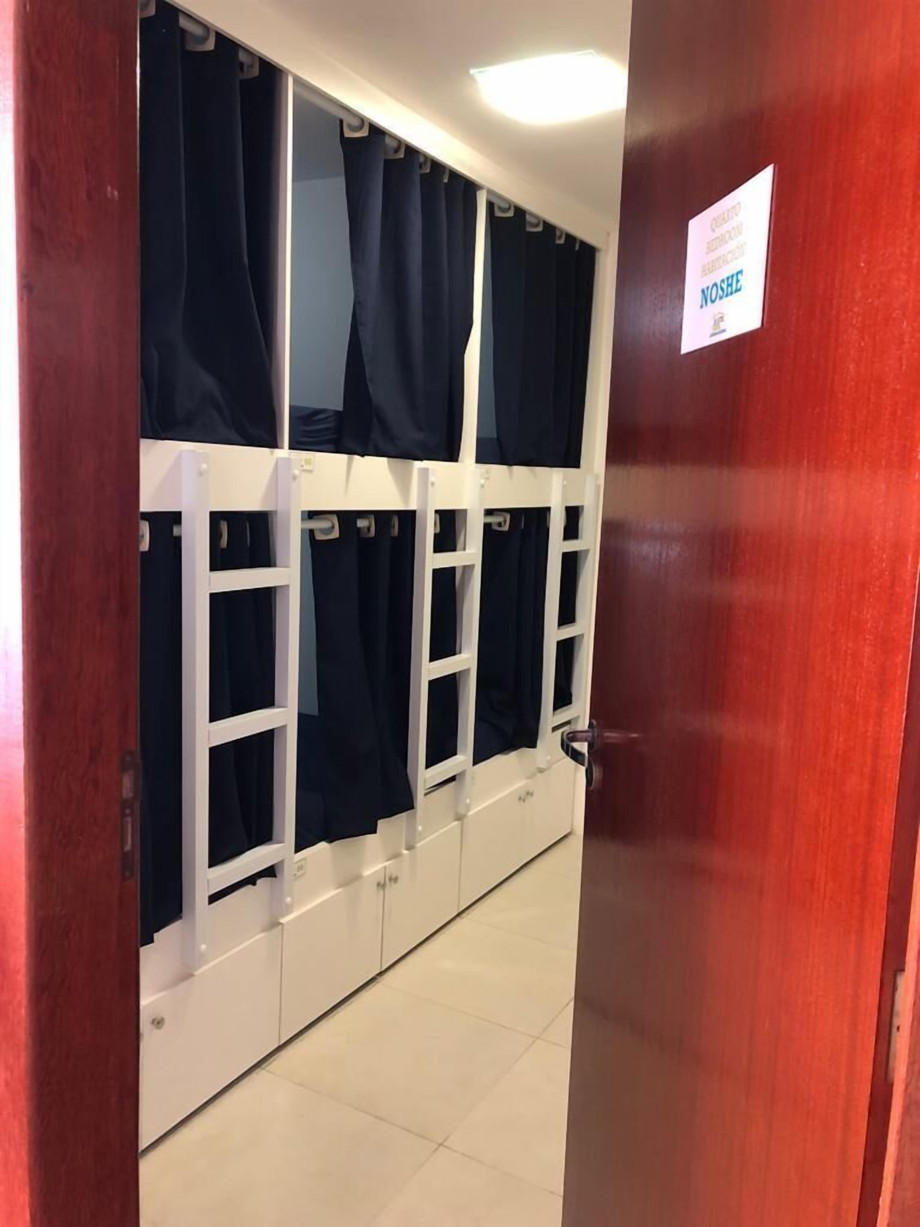 Decoración personalizada, muebles diferentes y cortinas blackout 