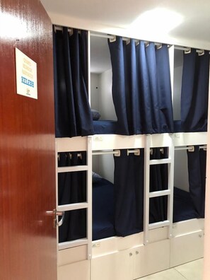Decoración personalizada, muebles diferentes y cortinas blackout 