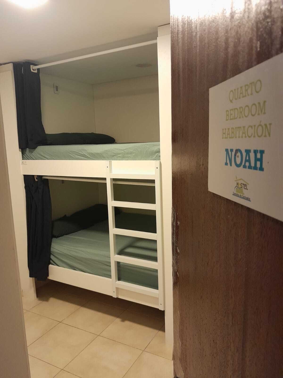 Decoración personalizada, muebles diferentes y cortinas blackout 