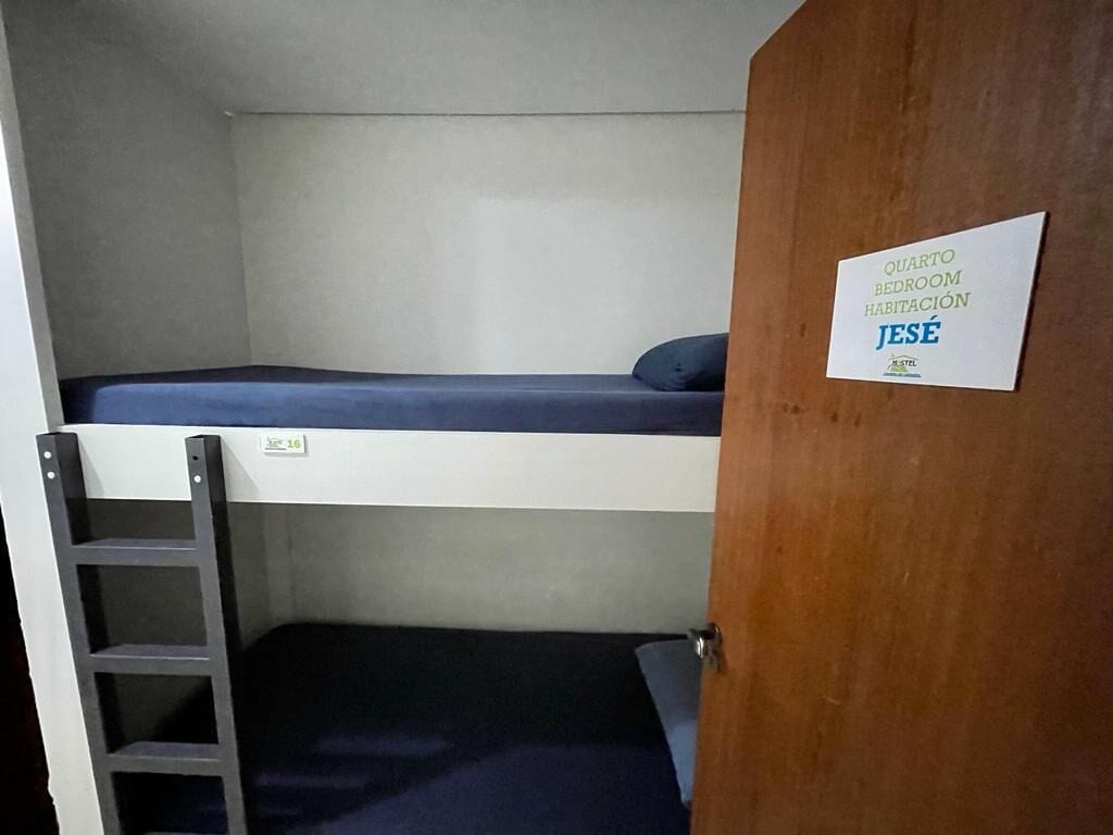 Decoración personalizada, muebles diferentes y cortinas blackout 