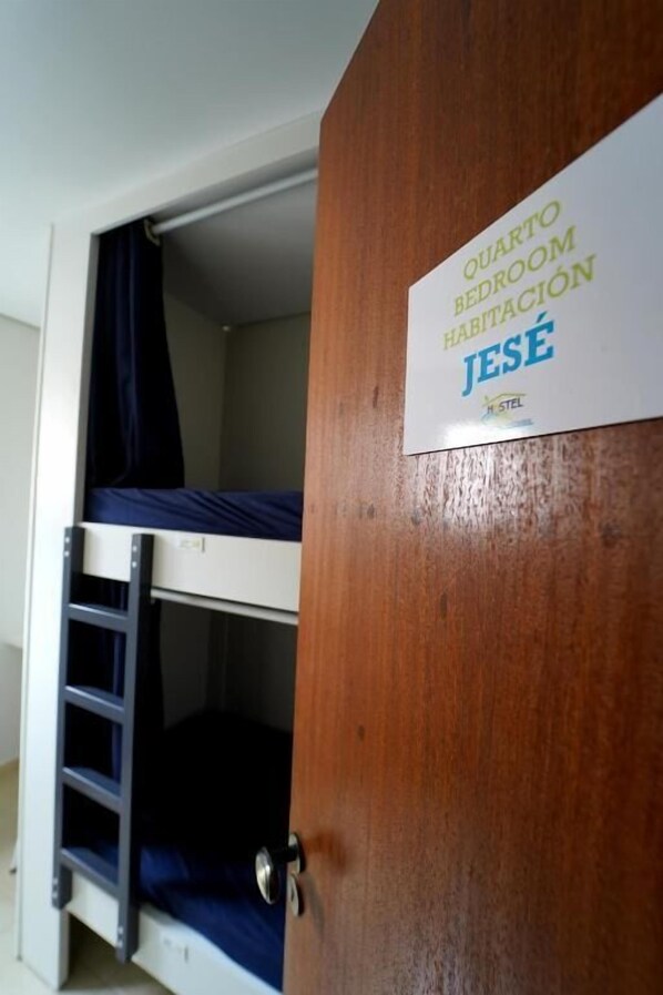 Decoración personalizada, muebles diferentes y cortinas blackout 
