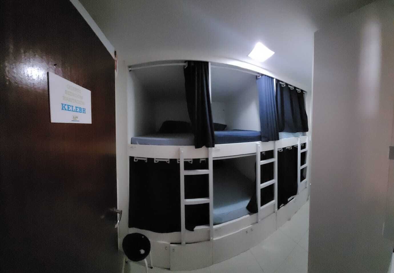 Decoración personalizada, muebles diferentes y cortinas blackout 