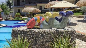 2 albercas al aire libre y camastros