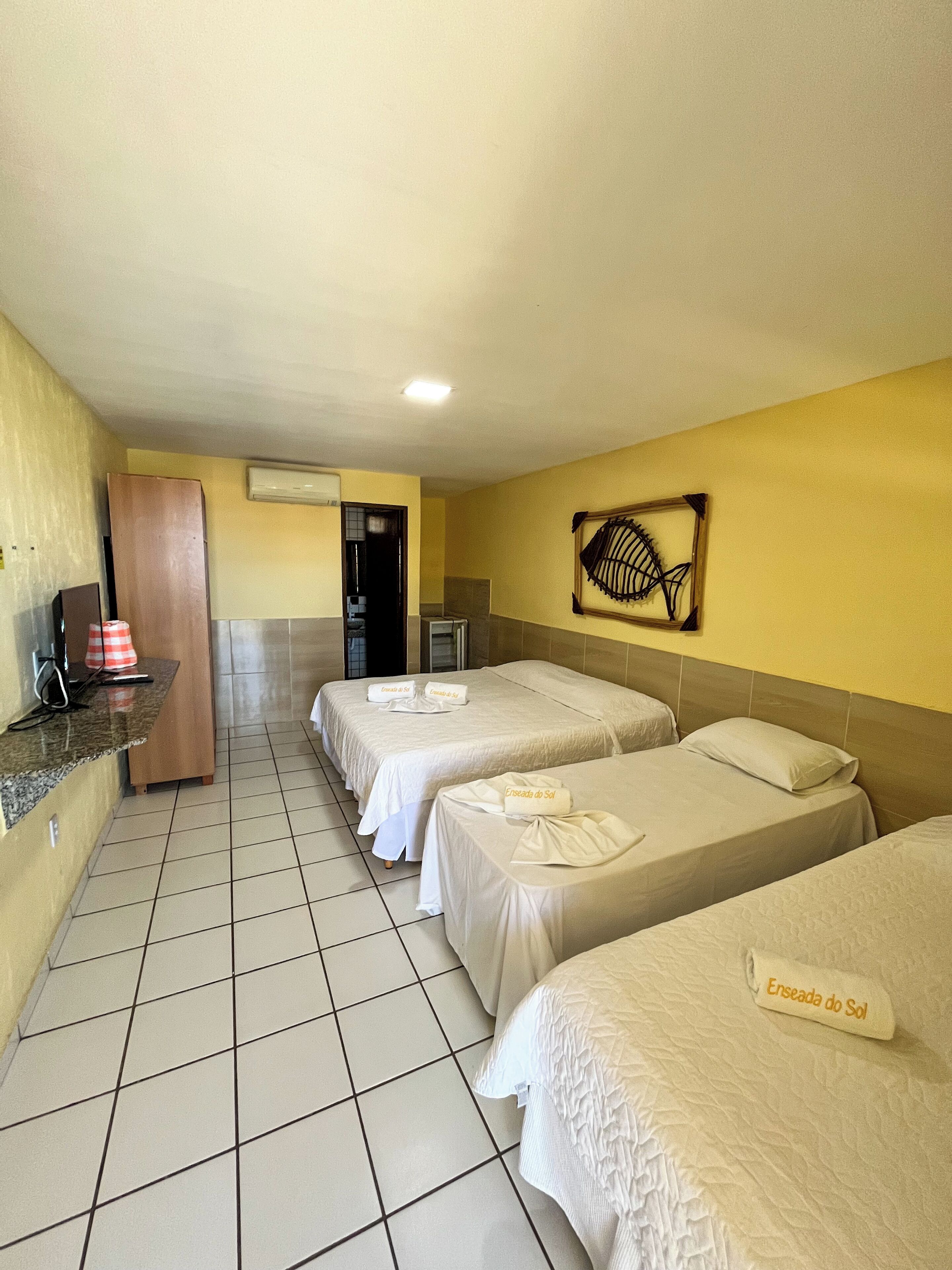 Quarto quádruplo básico, para não fumantes | Frigobar, Wi-Fi de cortesia, roupa de cama