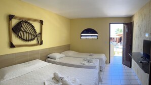 Habitación de hotel con dos camas, un televisor y ventana con vista al exterior.
