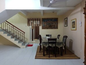 Maison, 4 chambres | Repas dans la chambre
