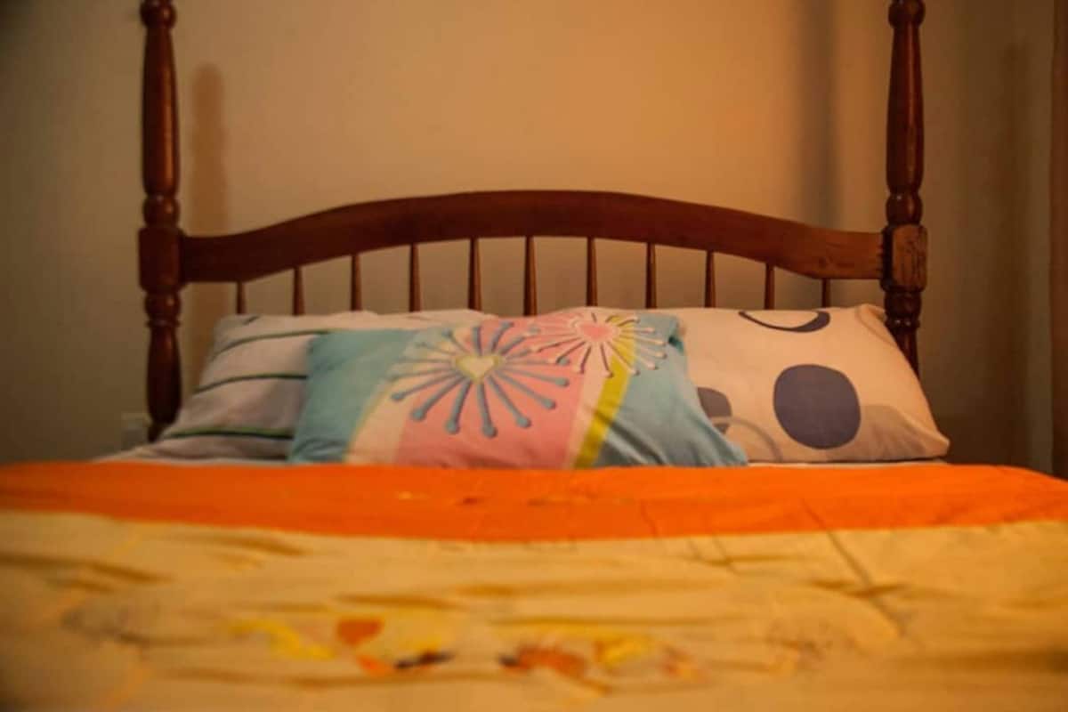 Desk, free cots/infant beds, free WiFi, bed sheets