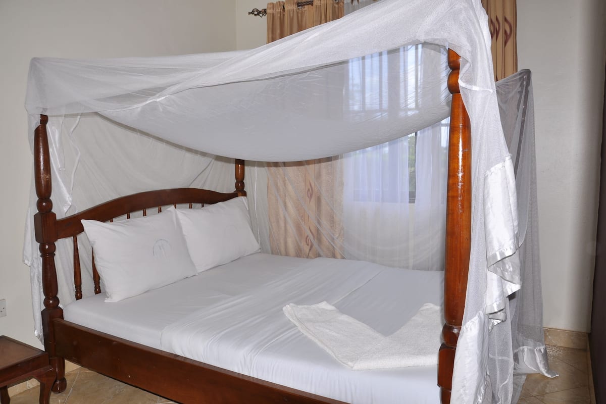 Desk, free cots/infant beds, free WiFi, bed sheets