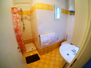 Comfort-lejlighed - 1 soveværelse | Badeværelse | Bruser, gratis toiletartikler, håndklæder