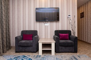 Executive Room | Living area | 200-inch plasma TV with satellite channels, TV, MP3 dock - Sebail Inn Hotel (Baku)