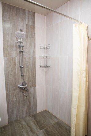 Standard Triple Room | Bathroom | Separate tub and shower, free toiletries, hair dryer, slippers - Sebail Inn Hotel (Baku)