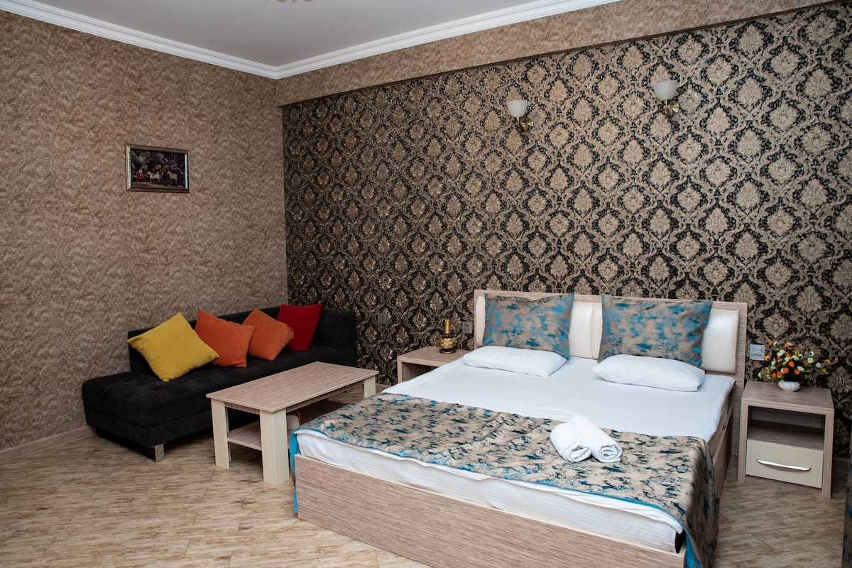 Deluxe Room | Minibar, in-room safe, desk, blackout drapes