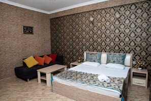 Deluxe Room | Minibar, in-room safe, desk, blackout drapes - Sebail Inn Hotel (Baku)