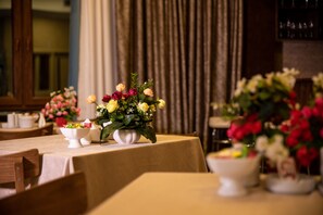 2 restaurants, breakfast served - Sebail Inn Hotel (Baku)