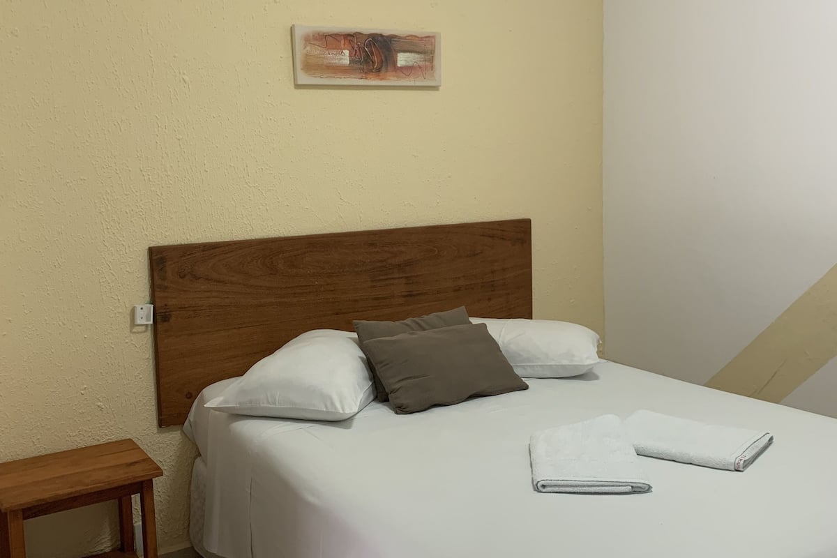 Minibar, wifi gratis y ropa de cama