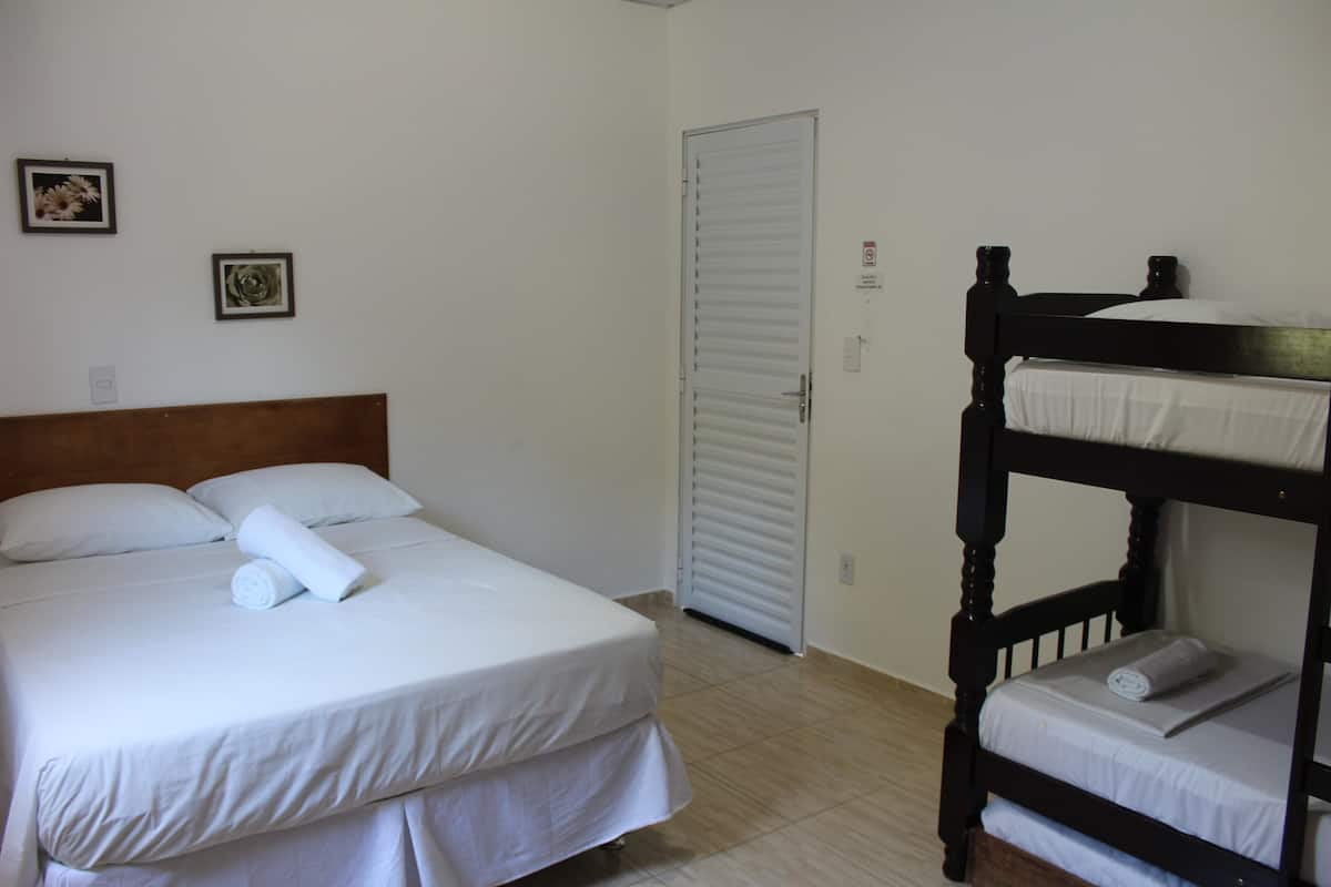 Quarto Quádruplo Deluxe | มินิบาร์, Wi-Fi ฟรี, ผ้าปูที่นอน