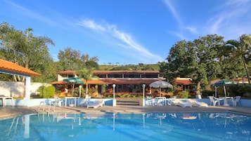 Piscina externa, espreguiçadeiras