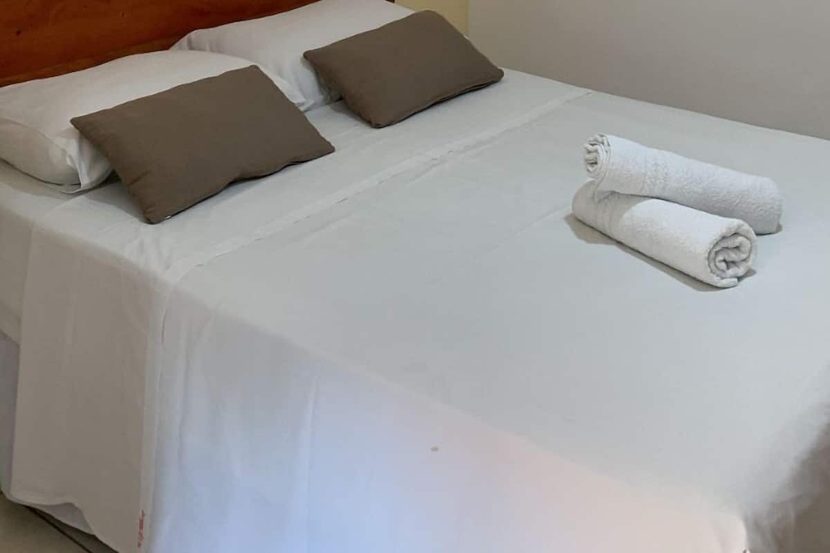 Minibar, wifi gratis y ropa de cama