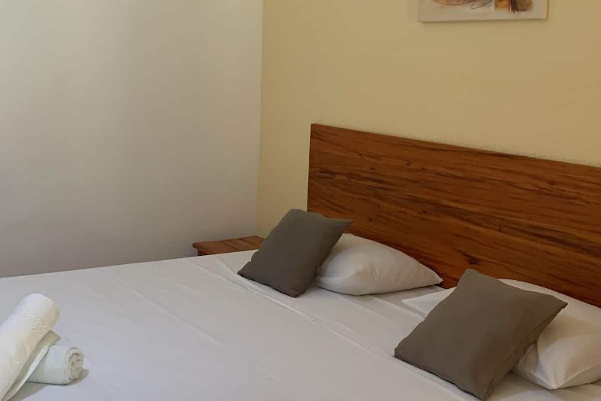 Minibar, wifi gratis y ropa de cama