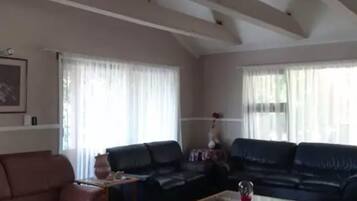 Casa Confort, 3 habitaciones | Área de sala de estar | Televisión de pantalla plana