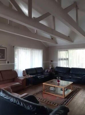 Comfort House, 3 Bedrooms | Living area | Flat-screen TV - SEA-esta do Ponta (Ponta d'Ouro)