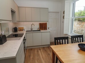 Cottage | Private kitchen | Electric kettle, toaster, cookware/dishes/utensils - Apartment 1 Llewellan (St Ives)
