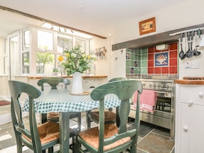 Cottage | Private kitchen | Dishwasher, cookware/dishes/utensils