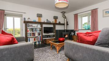 Cottage | Living area | Fireplace