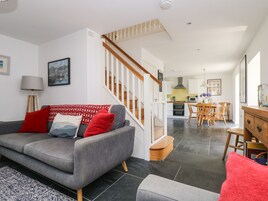 Cottage | Living area | Fireplace