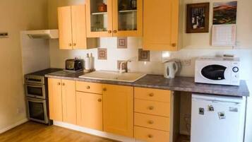 Cottage | Private kitchen | Cookware/dishes/utensils