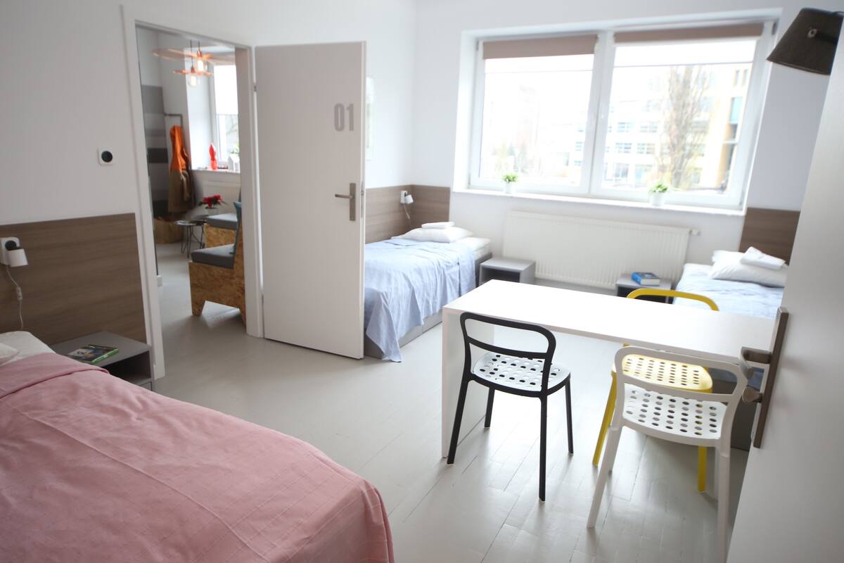 Triple Room, Private Bathroom (Światło) | Desk, iron/ironing board, free WiFi, bed sheets