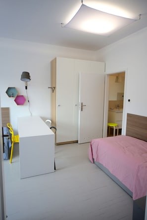 Escritorio, tabla de planchar con plancha, wifi gratis y ropa de cama 