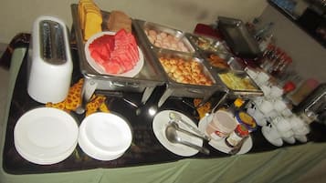 朝食、ランチ、ディナーに営業 (郷土料理と各国料理)