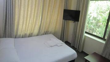 Standard Double Room, 1 Queen Bed, Non Smoking, Courtyard View | Soundproofing, iron/ironing board, free WiFi, bed sheets
