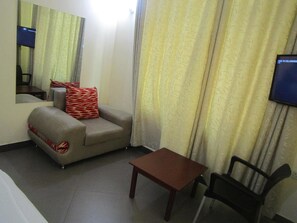 Deluxe-Doppelzimmer, 1 King-Bett, Nichtraucher, Blick auf den Innenhof | Zimmerausstattung